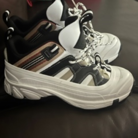 Burberry Arthur Icon Stripe Low-Top Sneakers - Picture 4 of 5